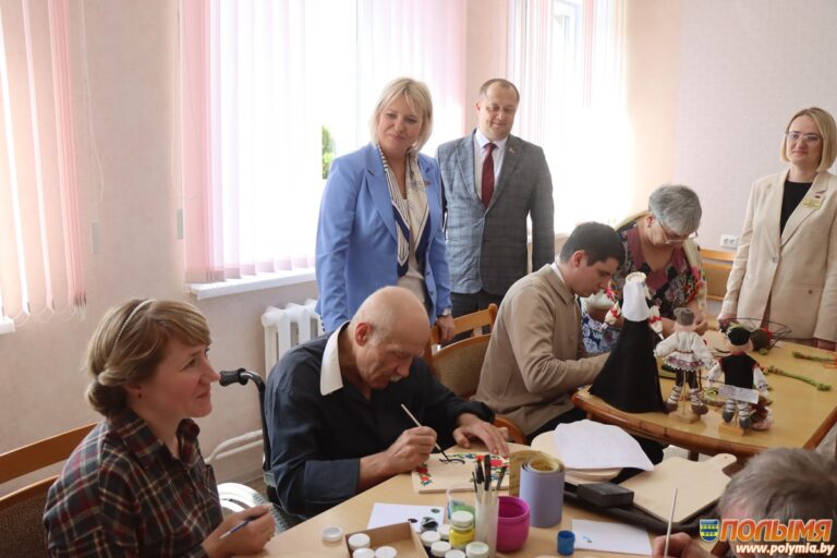 Заместитель министра труда и социальной защиты Марина Артеменко посетила Жуховичский пансионат «Ивушка»
