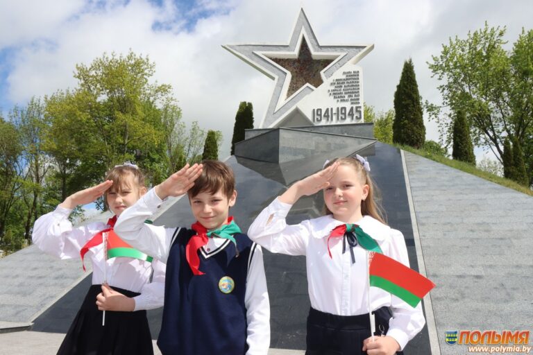Школьнікі з Карэліцкага раёна прынеслі піянерскую клятву на мемарыяле «Зорка»