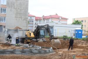 Во дворе по улице Гагарина, 32 в Кореличах началось благоустройство
