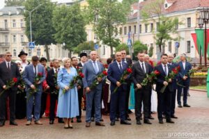Участники XV Республиканского фестиваля национальных культур возложили цветы к братской могиле