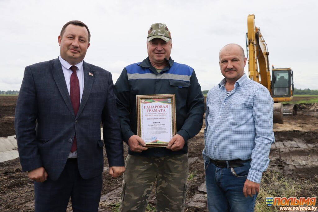 Первый заместитель председателя Кореличского райисполкома Евгений Бусько поздравил мелиораторов с профессиональным праздником