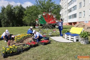 Участники областного конкурса профессионального мастерства среди рабочих зеленого строительства «Цветочные краски «Дажынкі-2026» преображают Кореличи. Фотофакт.
