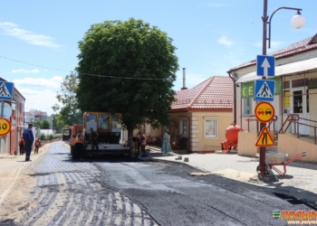 В Кореличах начали асфальтировать улицу 17 Сентября
