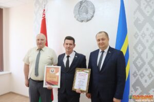 Руководство Кореличского района поблагодарило за работу председателя суда Руслана Хихола