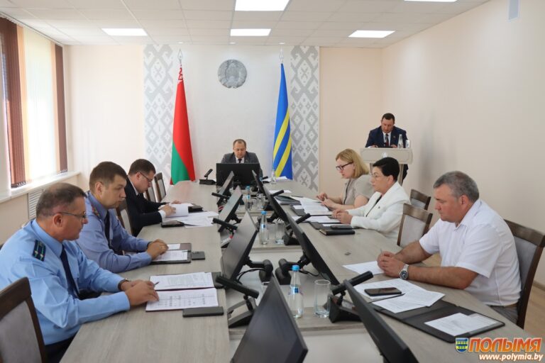 Готовность района к уборке урожая обсудили в Кореличском райисполкоме