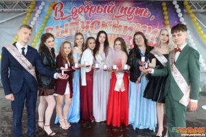 Ярка і незабыўна прайшоў у Карэлічах раённы выпускны баль выпускнікоў