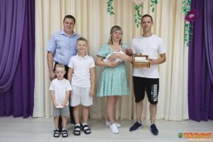 Счастливая семья Коваль первая в Кореличском районе получила «Бацькаву кашулю» от имени Президента