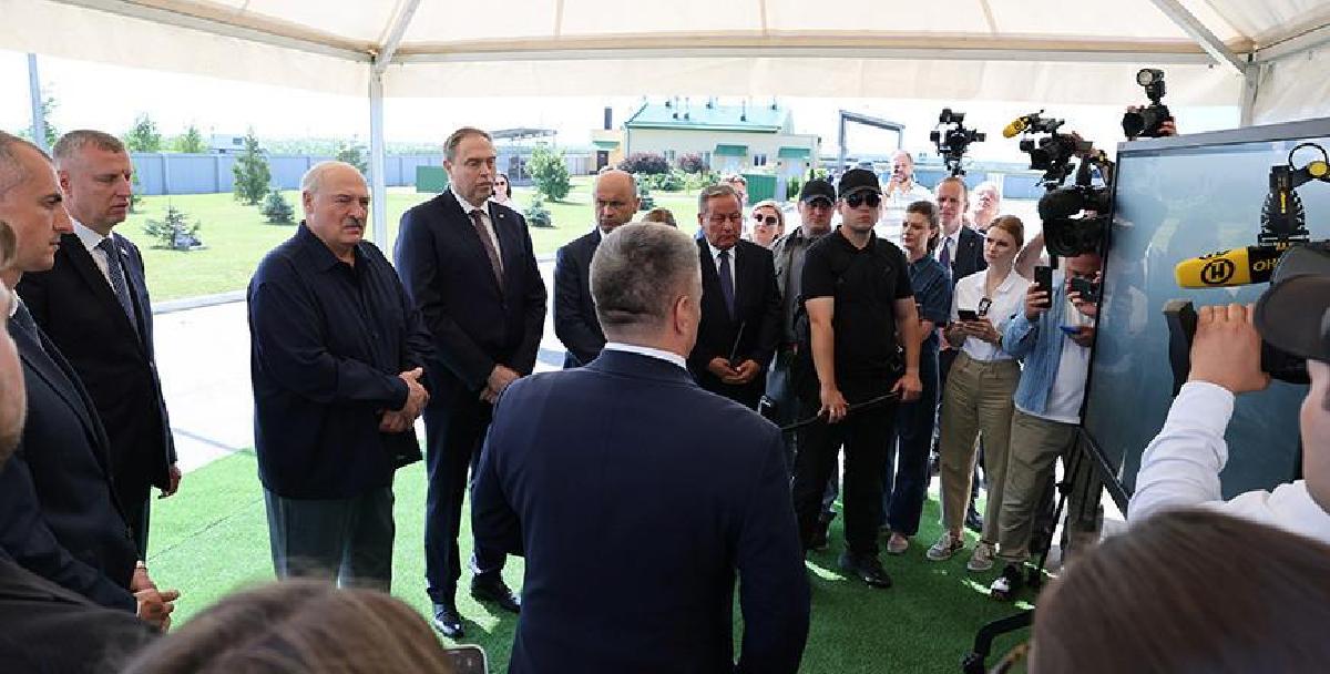 Александр Лукашенко посещает хозяйство, где разводят красную породу коров