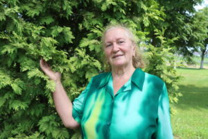 Ірына Бусько з вёскі Пагарэлка на заслужаным адпачынку садзіць кветкі, піша вершы і падарожнічае па Беларусі