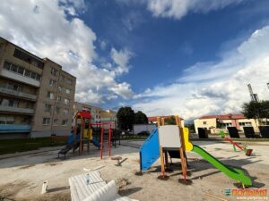 Во дворе по улице Советская начали устанавливать оборудование