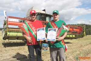 В Кореличском районе четыре экипажа комбайнеров намолотили по 1000 тонн зерна