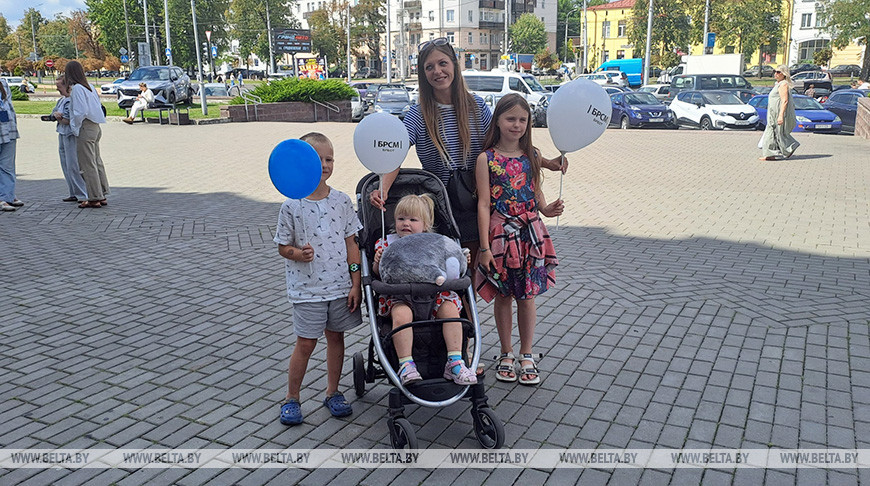 «Пункты добра» и праздник первоклассников. Как БРСМ помогает готовиться к школе в Брестской области 