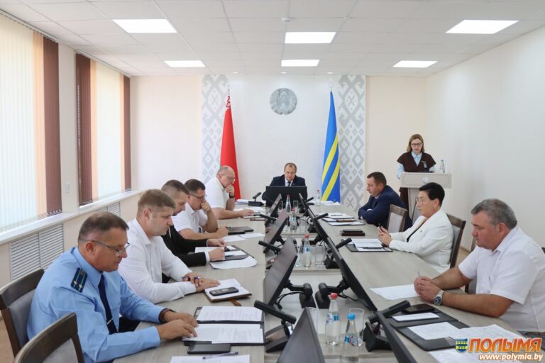На заседании Кореличского райисполкома рассмотрели итоги социально-экономического развития района за первое полугодие