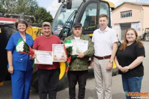 Председатель Гродненской областной организации Белорусского профсоюза работников культуры, информации, спорта и туризма Денис Малевич поздравил лучших участников уборочной кампании на Кореличчине
