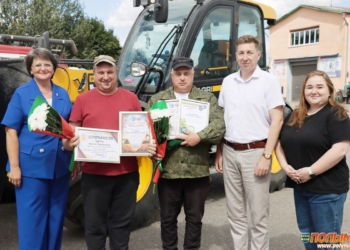 Председатель Гродненской областной организации Белорусского профсоюза работников культуры, информации, спорта и туризма Денис Малевич поздравил лучших участников уборочной кампании на Кореличчине
