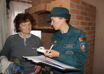 Сотрудники Кореличского РОЧС посетили частные домовладения в преддверии отопительного сезона