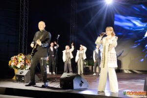 Вечером перед гостями областных «Дожинок» в Кореличах выступила группа  «Аура»