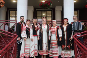 Городской поселок Мир встречает гостей караваем и песней