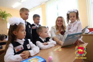 Юрий Караев поздравил педагогических работников с Днем учителя