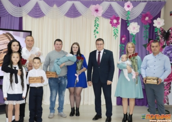 В Кореличах «Бацькаву кашулю» вручили четырем многодетными семьям