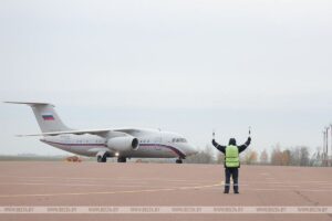 Самолет с участниками гуманитарной операции в Алешках прибыл в Беларусь