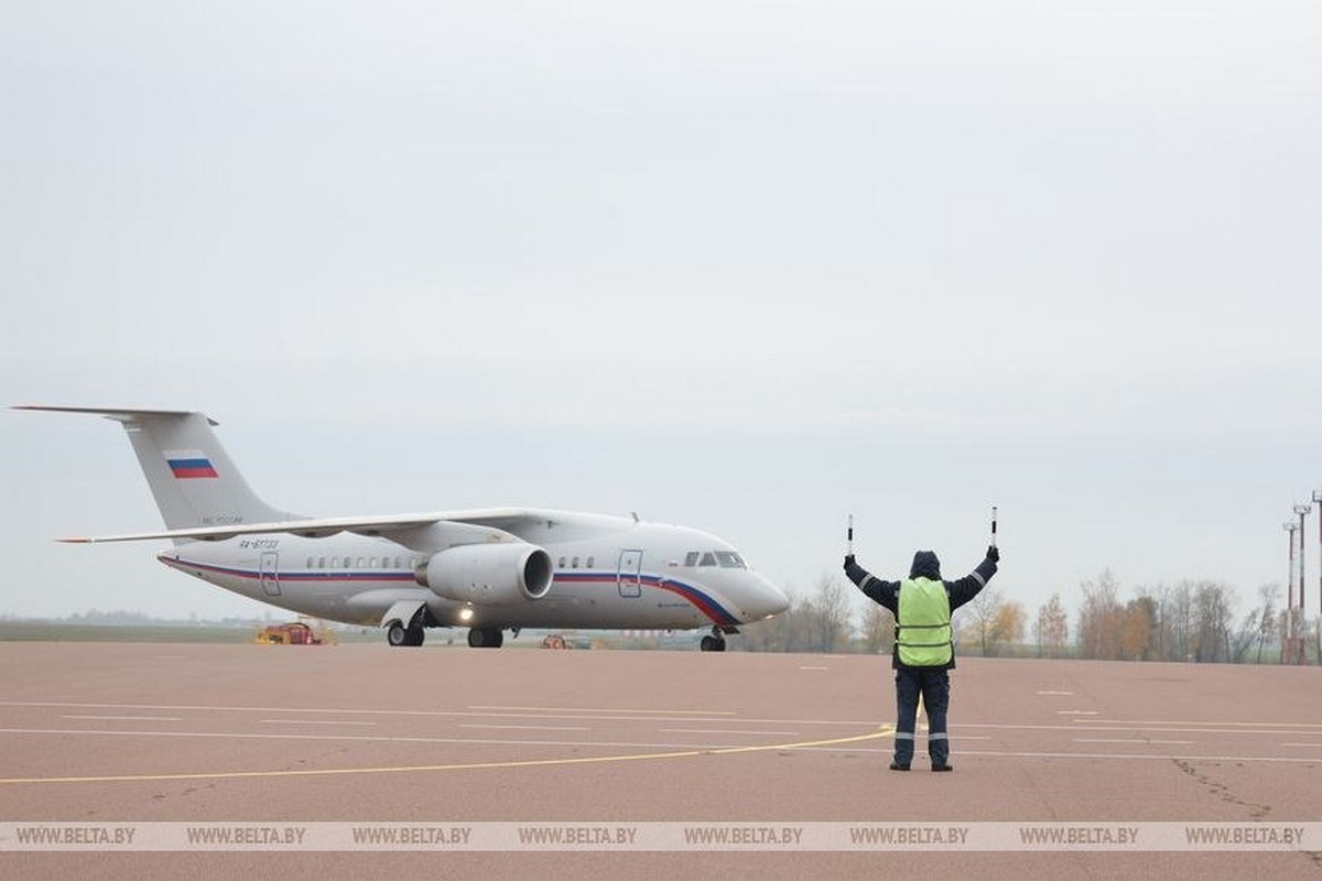 Самолет с участниками гуманитарной операции в Алешках прибыл в Беларусь